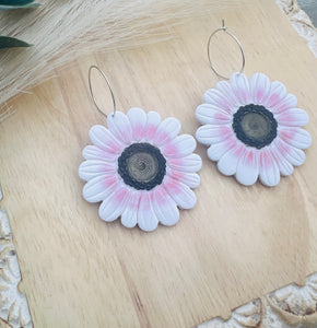 Large Daisy Dangle in Pearl White & Pink Gradient