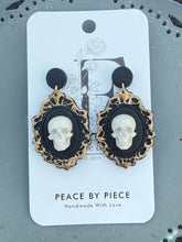 Load image into Gallery viewer, Skull Frame Dangle