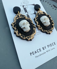 Load image into Gallery viewer, Skull Frame Dangle